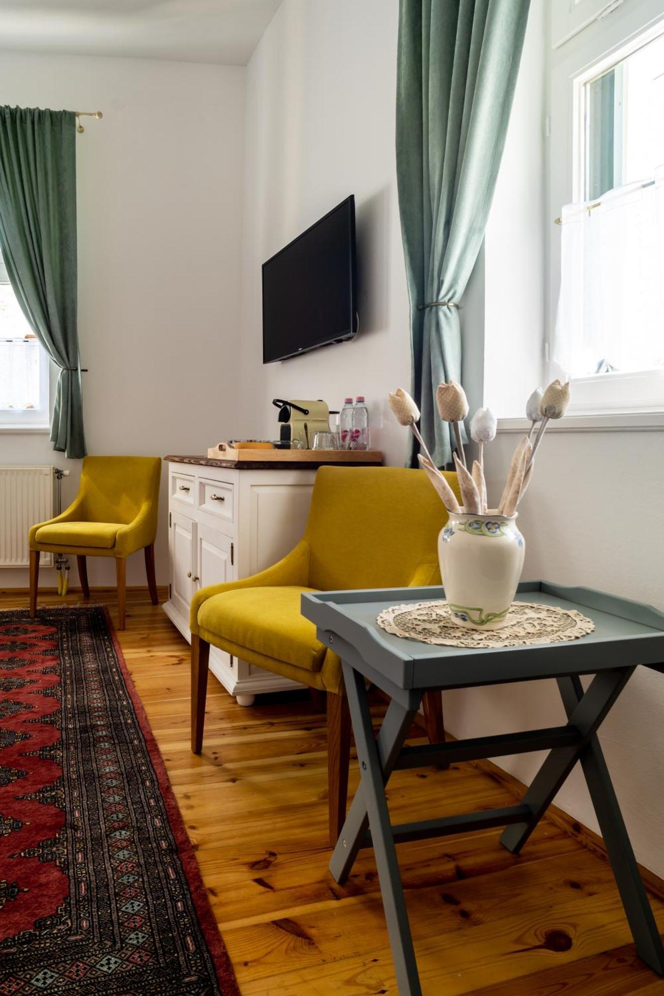 Apartment Vaj Bisztro Es Vendeghaz *