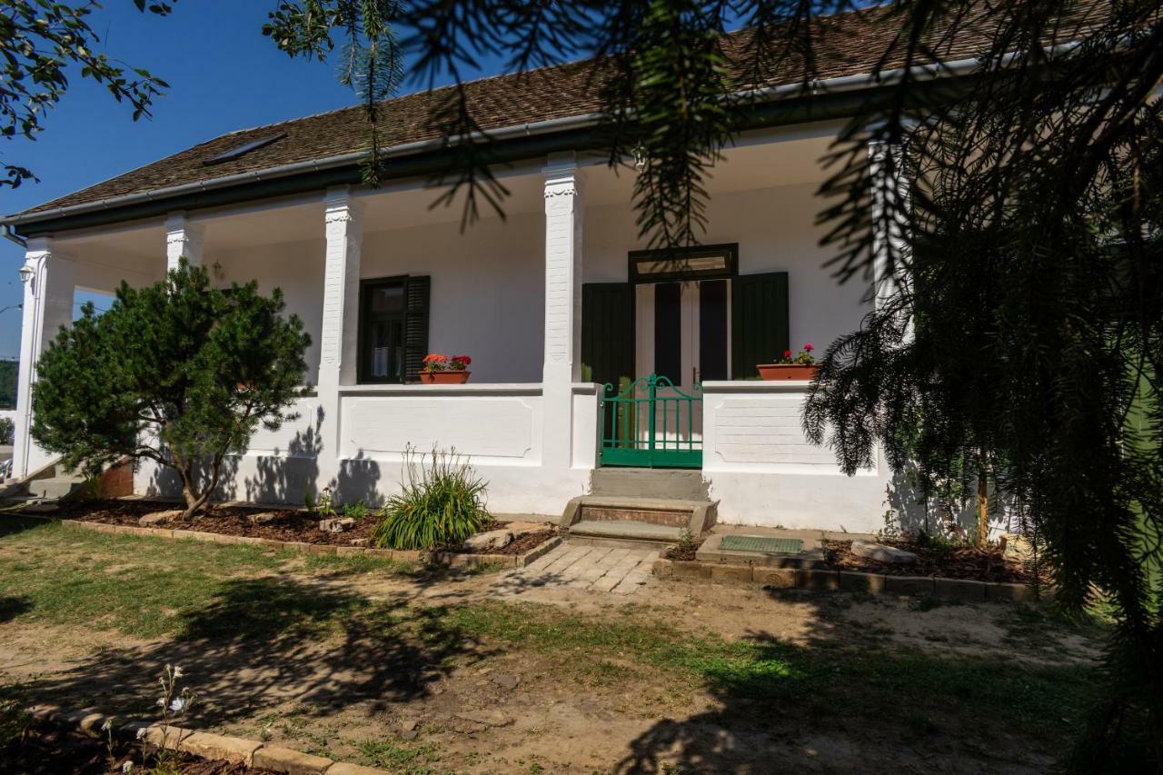 Vaj Bisztro Es Vendeghaz * Palkonya